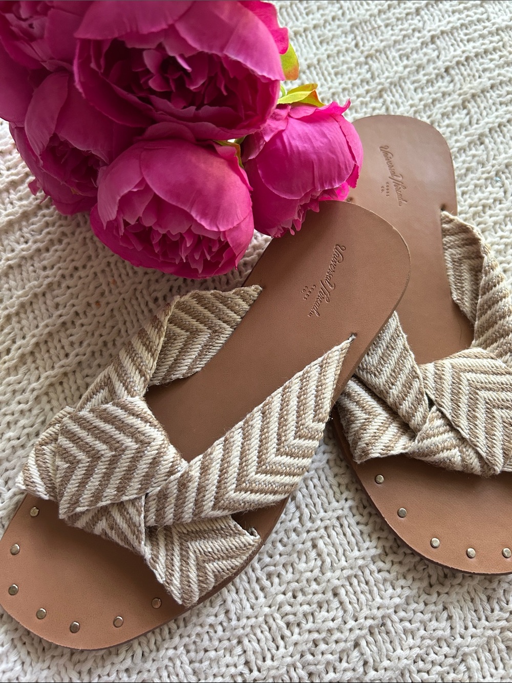 Universal Thread Beige Chevron Woven Slide Sandals